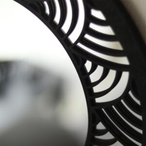 Miroir rond avec motifs noirs